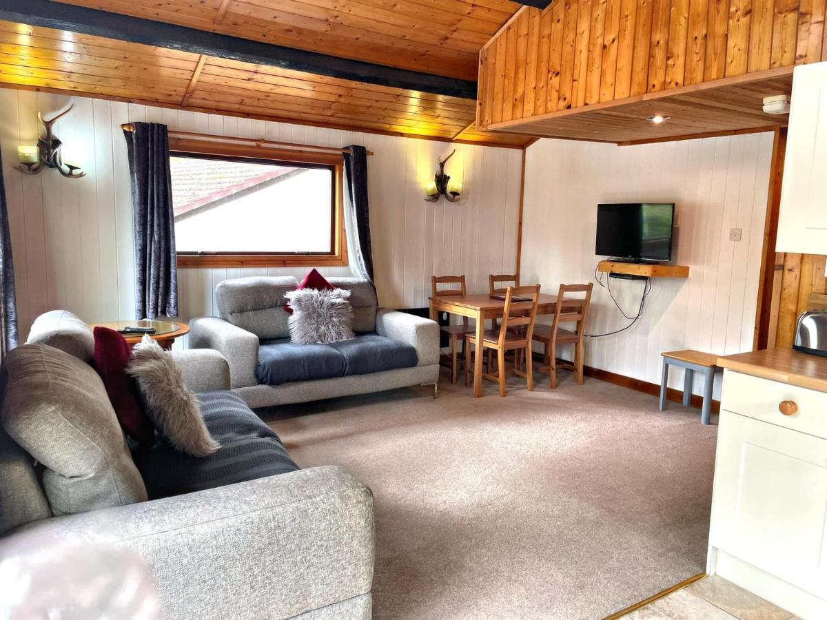 The Squirrel Lodge - Hot Tub - Pet Friendly - Pembrokeshire-Tenby Carmarthen Buitenkant foto