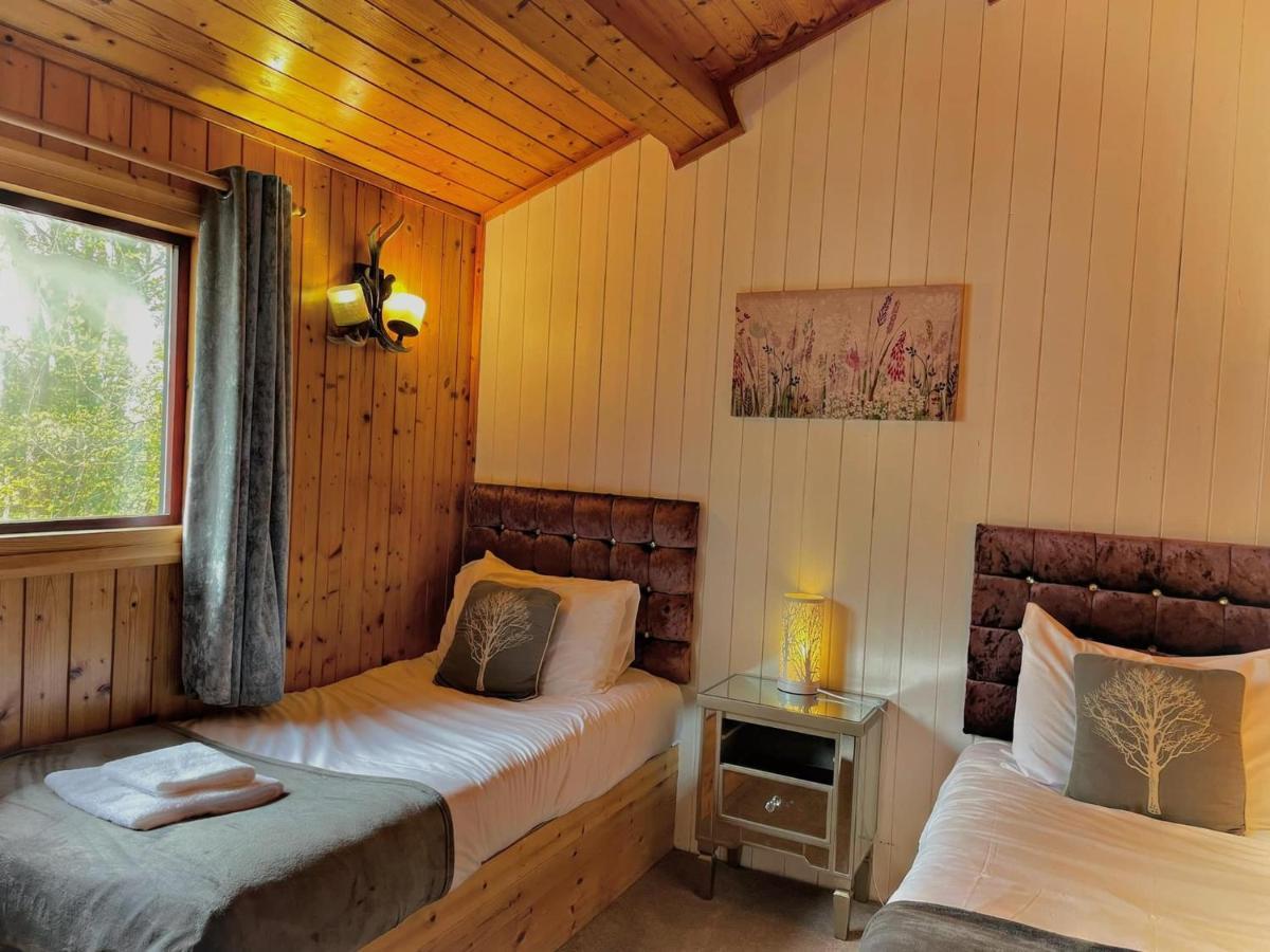 The Squirrel Lodge - Hot Tub - Pet Friendly - Pembrokeshire-Tenby Carmarthen Buitenkant foto