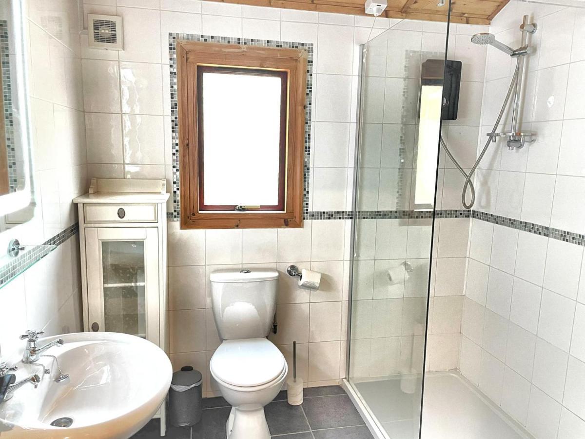 The Squirrel Lodge - Hot Tub - Pet Friendly - Pembrokeshire-Tenby Carmarthen Buitenkant foto