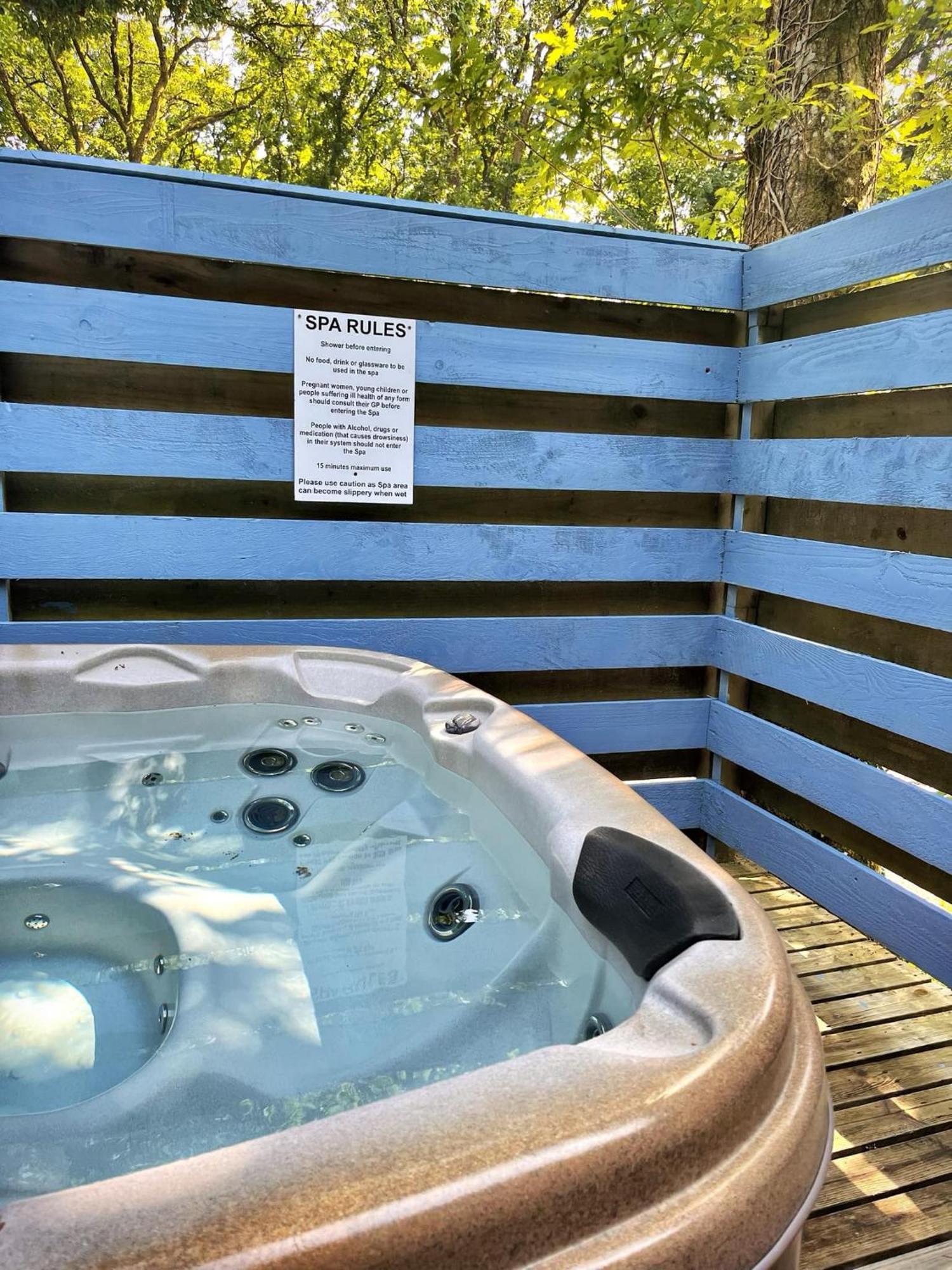The Squirrel Lodge - Hot Tub - Pet Friendly - Pembrokeshire-Tenby Carmarthen Buitenkant foto